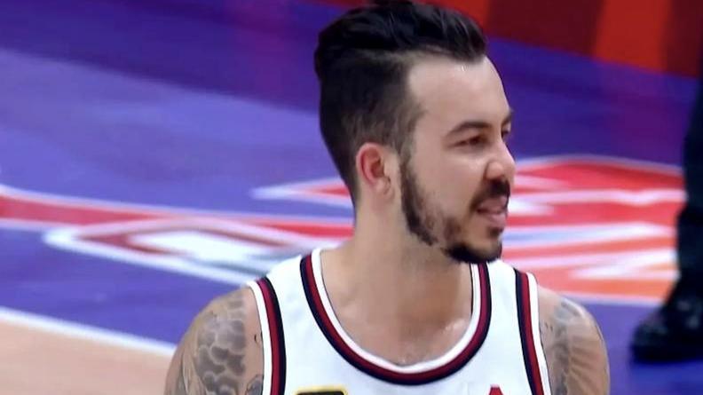 kaiyun体育官网-约克19分浙江轻取广州,进步最快球员徐昕2分1板被打中痛处