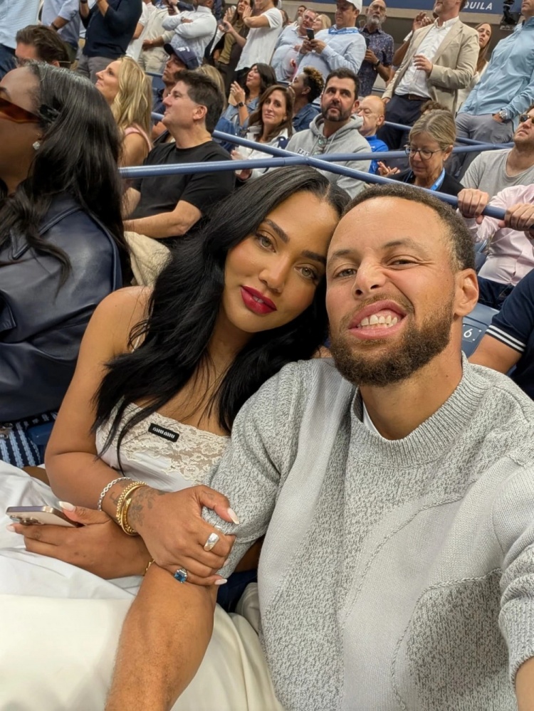 开云体育官网-现场撒糖！库里晒与妻子阿耶莎美网观赛照 库爹也出镜！