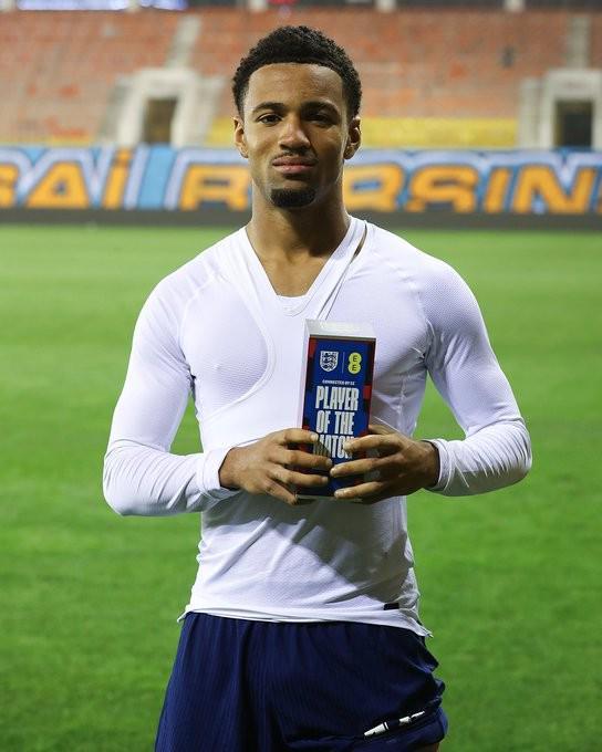 太阳报:英格兰U21更衣室遭偷拍,恩瓦内里挥动毛巾愤怒遮窗