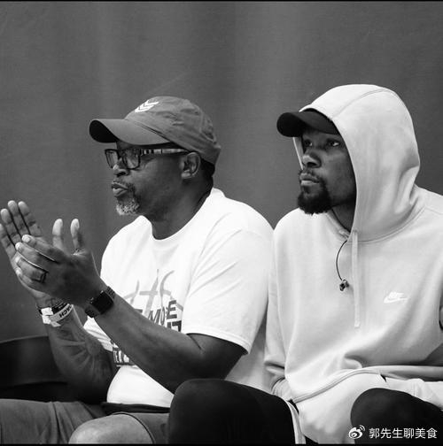 开云体育-NBA父子有多像?库里一看就是亲生的,杜兰特父子相似度99%|凯文·杜兰特|沃顿|斯蒂芬·库里|凯里·欧文|柯蒂斯·琼斯_新浪体育_新浪新闻