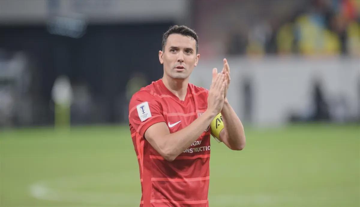 开云体育官网-功勋队长南下!中超权力版图暗流涌动:周定洋转会背后的残酷博弈