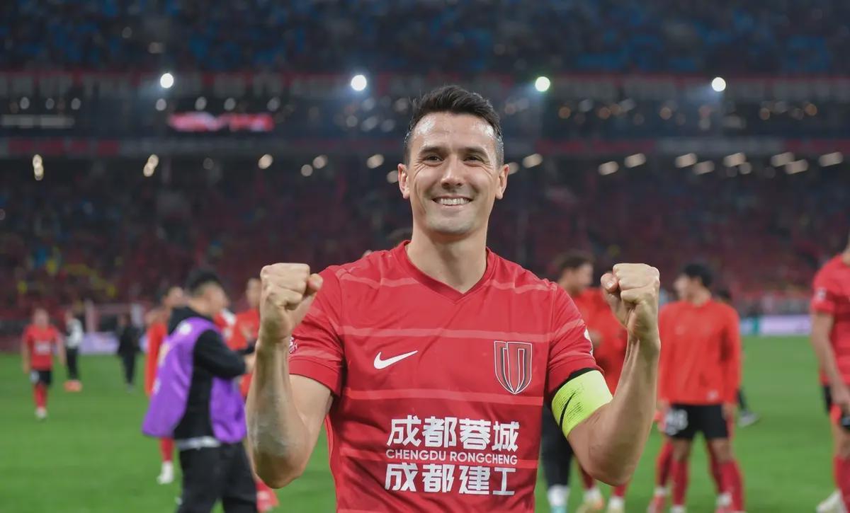 开云体育官网-功勋队长南下!中超权力版图暗流涌动:周定洋转会背后的残酷博弈