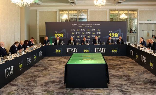 kaiyun-足球比赛新规：门将持球超8秒，对手将获得角球