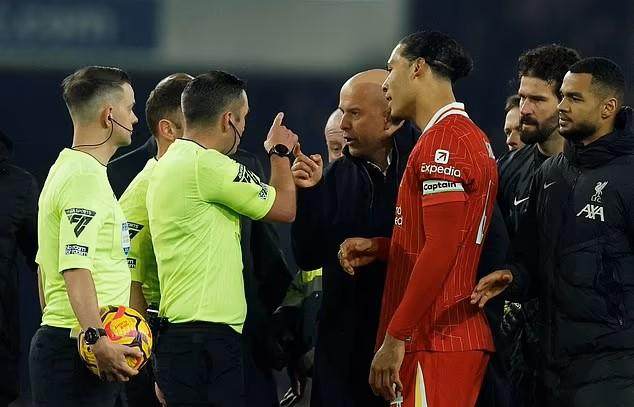 1739422168287056396.jpg kaiyun体育官网-裁判抢戏利物浦吃亏 英超争冠悬念有变化吗?