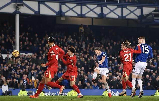 1739422207648062793.jpg kaiyun体育官网-裁判抢戏利物浦吃亏 英超争冠悬念有变化吗?