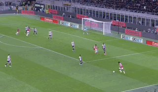 1729379068626070907.gif kaiyun-【意甲】丘库埃泽破门,10人米兰1比0乌迪内斯