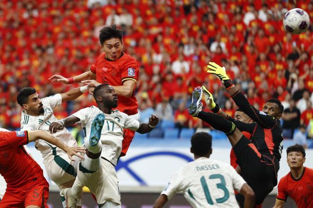 kaiyun体育官网-【世预赛】蒋圣龙造乌龙+造红牌 国足1比2沙特