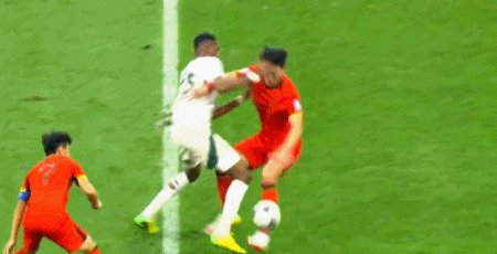 kaiyun体育官网-【世预赛】蒋圣龙造乌龙+造红牌 国足1比2沙特