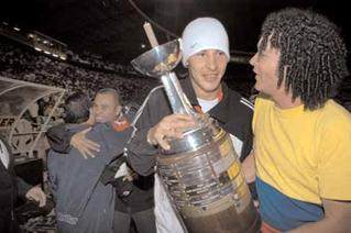 1699451392864073004.png kaiyun体育官网-揭秘解放者杯冠军奖杯 真杯4个 只2队永久留真杯