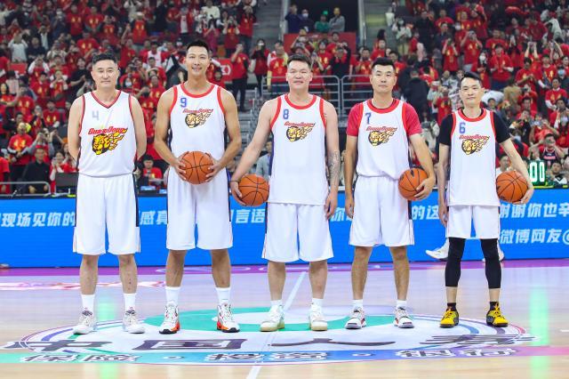 开云体育-【现场】9号球衣高悬之后，易建联迎来了“复出”之战