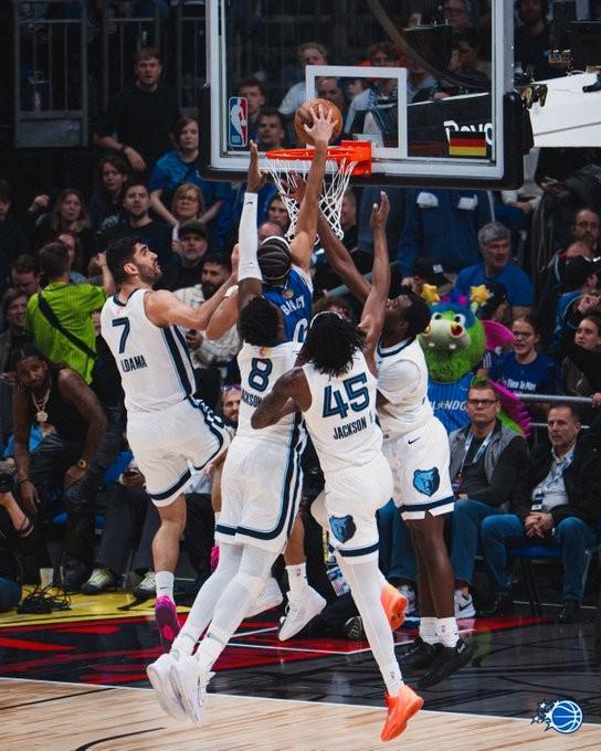 开云体育官网-世界名画,魔术后卫布莱克潇洒上演以一扣四,灰熊球员望尘莫及