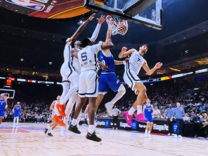 开云体育官网-世界名画,魔术后卫布莱克潇洒上演以一扣四,灰熊球员望尘莫及