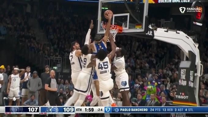 开云体育官网-世界名画,魔术后卫布莱克潇洒上演以一扣四,灰熊球员望尘莫及