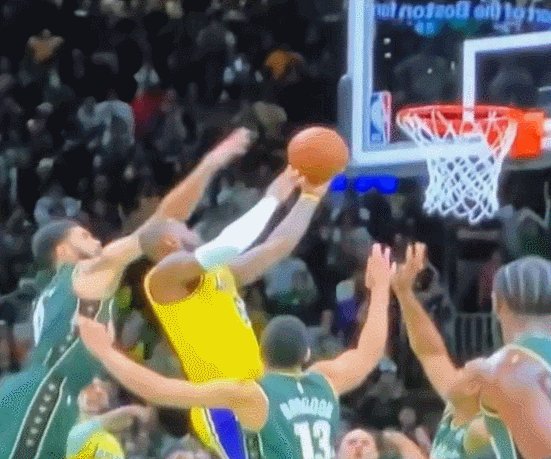 1674975971786031608.gif 开云体育-漏判偷走湖人胜利 詹姆斯跪地长叹矛头直击裁判