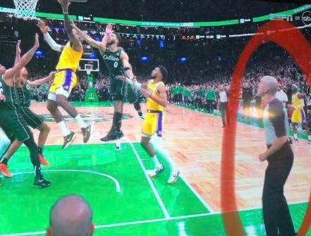 1674975896934092084.png 开云体育-漏判偷走湖人胜利 詹姆斯跪地长叹矛头直击裁判