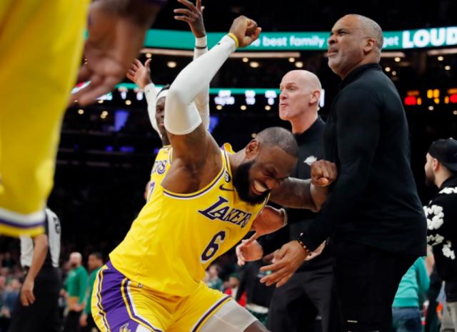 1674975881674054039.png 开云体育-漏判偷走湖人胜利 詹姆斯跪地长叹矛头直击裁判