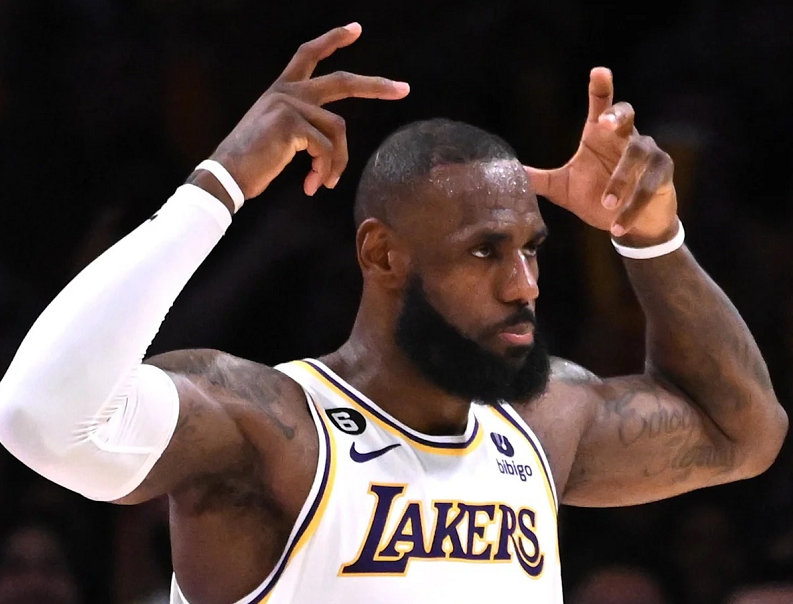 kaiyun体育官网-36分+31分+30分,无缘全明星首发!老詹接受现实,NBA要变天了