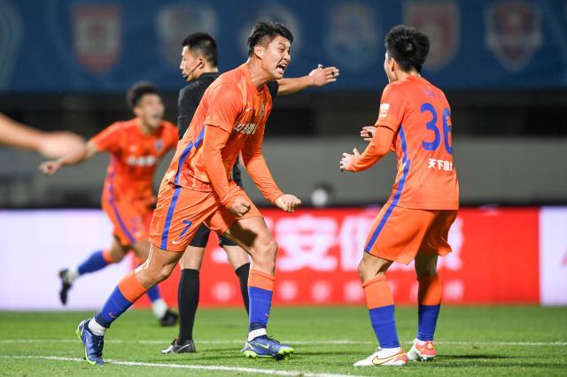 开云体育官网-山东10分优势领跑 11年的等待!下轮取胜提前夺冠