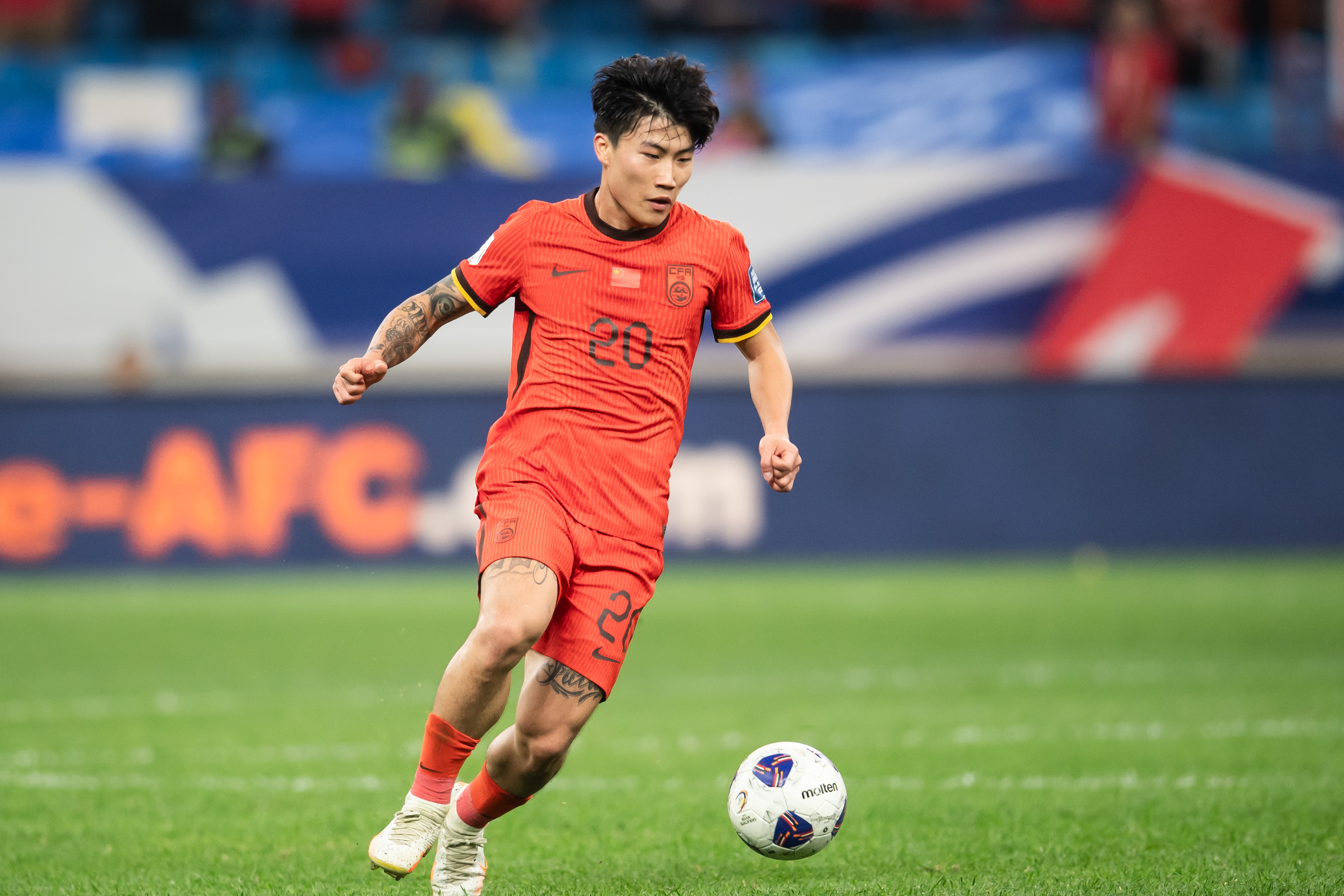 开云体育下载-鲁媒：国足新老交替全面铺开，刘洋、黄政宇、谢文能有望竞争首发