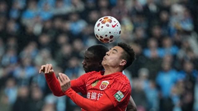 观察:没有利刃时盾牌也是进攻利器,海港依靠“定位导弹”赢下保级大战有启示