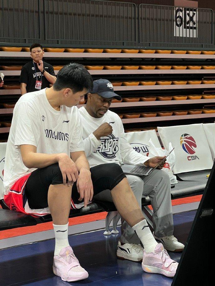 kaiyun-颠覆CBA认知!米切尔的魔法:2.26米徐昕蜕变大佬,盘活广州龙狮